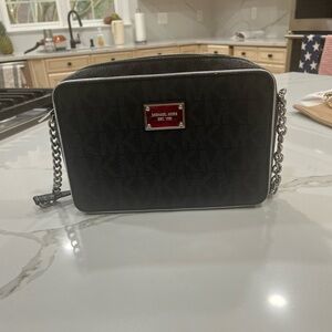 Micheal Kors jet set travel chain strap cross body bag